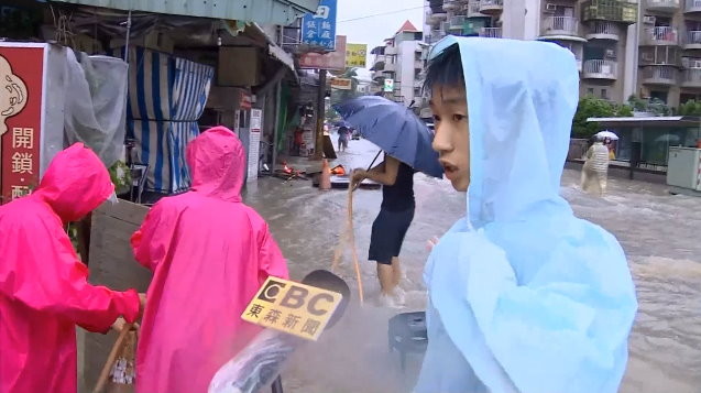 雨衣男「我拉也掉進」！消防摔1.5公尺深坑洞　爬出繼續救人才就醫。（圖／東森新聞）