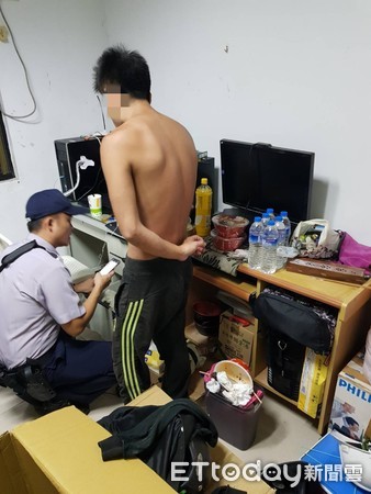 ▲▼ 警方在巷子內找到通緝犯機車，隨後在四樓套房抓到6條通緝在案的林姓犯嫌，在房內起出安非他命及吸食器。（圖／記者陳以昇翻攝）