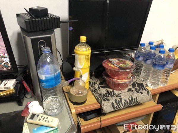 ▲▼ 警方在巷子內找到通緝犯機車，隨後在四樓套房抓到6條通緝在案的林姓犯嫌，在房內起出安非他命及吸食器。（圖／記者陳以昇翻攝）