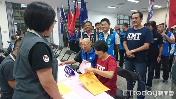 ▲前總統馬英九冒雨陪同國民黨台東縣長參選人饒慶鈴辦理登記參選，勉勵饒慶鈴守住藍天，讓台東的奇蹟繼續發光發熱。（圖／記者王兆麟攝）