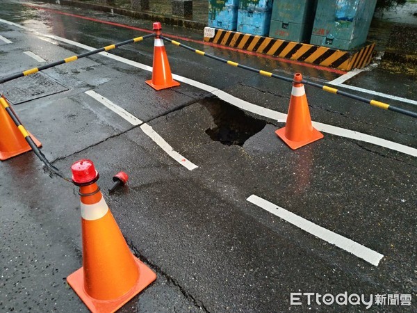 ▲台南市東區長榮路一段發生路面塌陷，警方封鎖該段，避免人車進入發生危險。（圖／記者林悅翻攝）