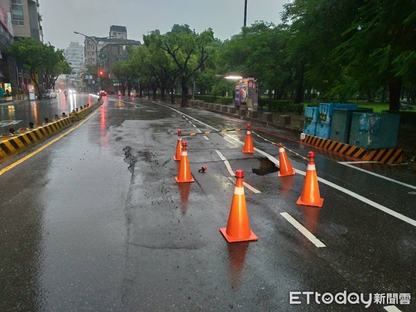 ▲台南市東區長榮路一段發生路面塌陷，警方封鎖該段，避免人車進入發生危險。（圖／記者林悅翻攝）