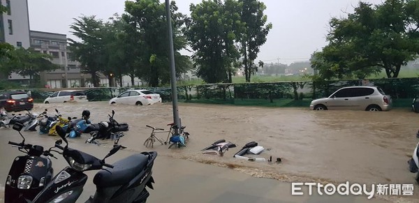 ▲▼ 高雄仁武明湖街淹水如漂漂河（圖／李姓網友提供）