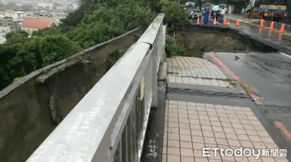 ▲▼壽山動物園、元亨寺旁的情人橋快要崩塌了。（圖／記者宋德威翻攝）