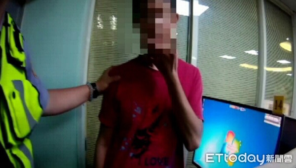 ▲王男遭逮還牽拖衣服上「鬼頭」圖案觸霉頭。（圖／記者陳玉翻攝）