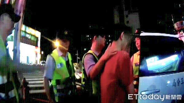 ▲王男遭逮還牽拖衣服上「鬼頭」圖案觸霉頭。（圖／記者陳玉翻攝）