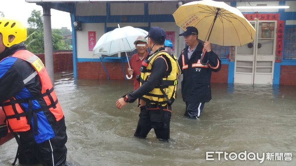 　熱帶性低氣壓於侵襲台南地區，使得白河、東山及後壁地區均出現災情，甚至傳出有民眾受困，白河分局警方，在災害期間全天候全力投入防災工作，加強災情查報及協助民眾撤離，守護民眾的生命安全。