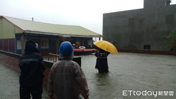 　熱帶性低氣壓於侵襲台南地區，使得白河、東山及後壁地區均出現災情，甚至傳出有民眾受困，白河分局警方，在災害期間全天候全力投入防災工作，加強災情查報及協助民眾撤離，守護民眾的生命安全。