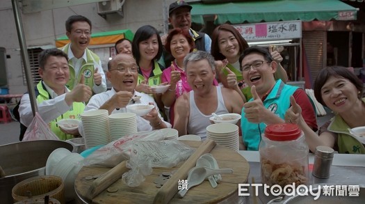 ▼蘇貞昌走訪市場掃街拜票、受到市民熱情接待。（圖／蘇貞昌競選辦公室提供）