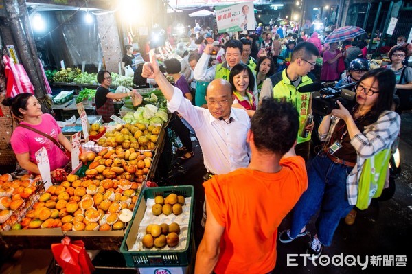 ▲▼民進黨新北市長參選人蘇貞昌化身最強母雞，帶領市議員狂擾10大市場。（圖／蘇貞昌競選辦公室提供）