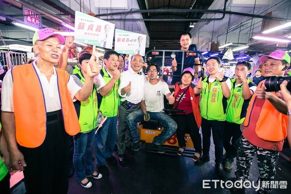 ▲民進黨新北市長參選人蘇貞昌化身最強母雞，帶領市議員狂擾10大市場。（圖／蘇貞昌競選辦公室提供）