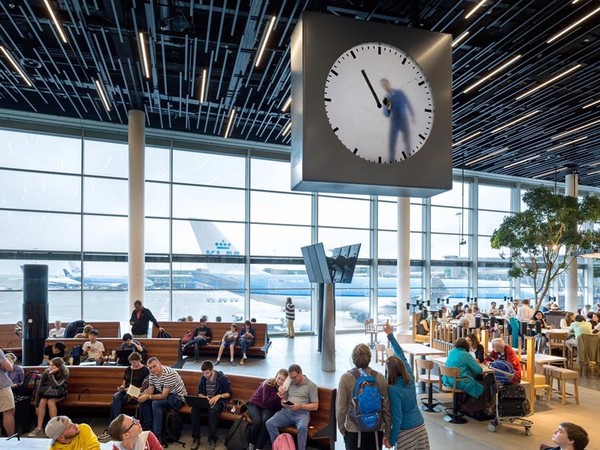 ▲藝術家Maarten Baas打造荷蘭機場奇幻時鐘（圖／翻攝自Maarten Baas FB）