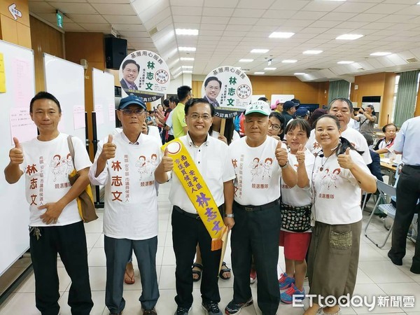 ▲台南市議員參選人林志文，在親友陪同至台南市選委會完成市議員參選登記。（圖／記者林悅翻攝）