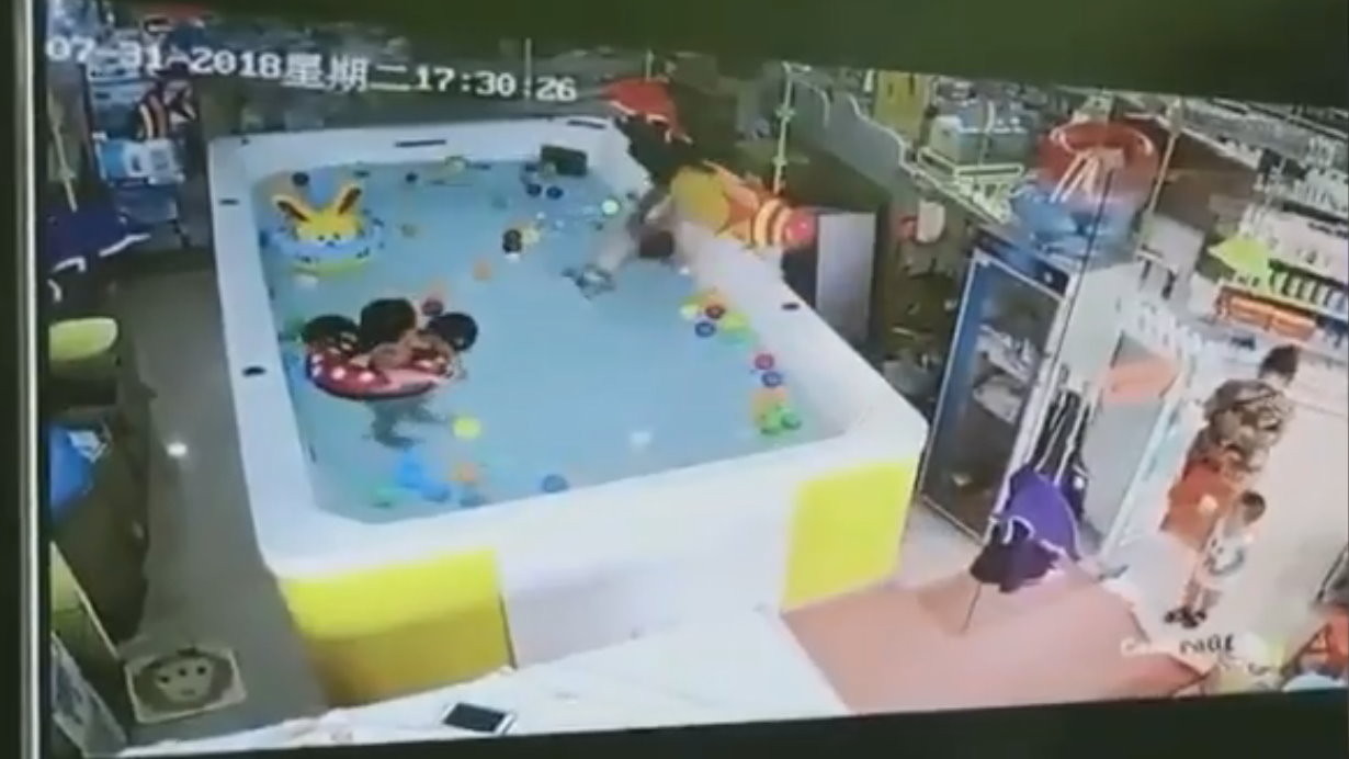 泳圈翻！女兒1歲生日水中掙扎90秒　馬尾媽滑手機撥開求救童小手。（圖／翻攝「天煞孤星 視頻爆爆看」臉書粉絲團）