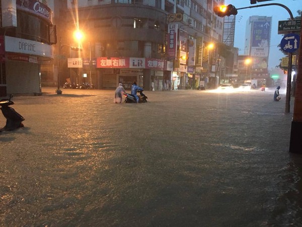 ▲▼ 高雄大雨淹水（圖／爆料公社）