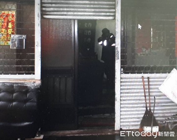 ▲台南市安定區37歲潘姓男子，被人發現在住處2樓，舉槍自戕身亡，警方鎖鎖現場進行勘查蒐證。（圖／記者林悅翻攝）