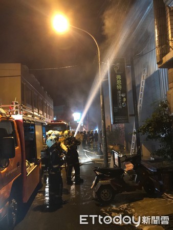 ▲台南市東區崇德18街8月28日晚上9時30分許發生火警，消防局出動20多部消防人車前往搶救。（圖／記者林悅攝，下同）