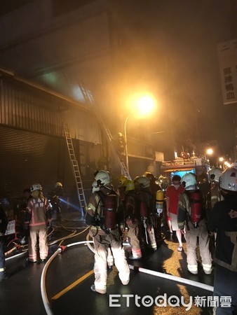 ▲台南市東區崇德18街8月28日晚上9時30分許發生火警，消防局出動20多部消防人車前往搶救。（圖／記者林悅攝，下同）
