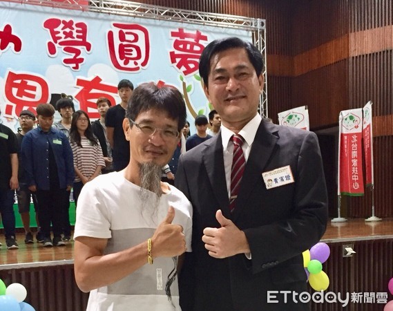 ▲台南市議員參選人劉米山，完成台南市議員的登記，並受邀參加北家扶中心助學圓夢頒獎典禮，頒發助學金給貧童。（圖／記者劉米山提供，下同）