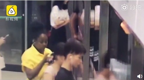 ▲▼湖北武漢一對情侶趕搭地鐵，男生看到快關門時，瞬間放開女友的手，自己快速跑上車，女友就這麼被留在月台上。（圖／翻攝《梨視頻》）