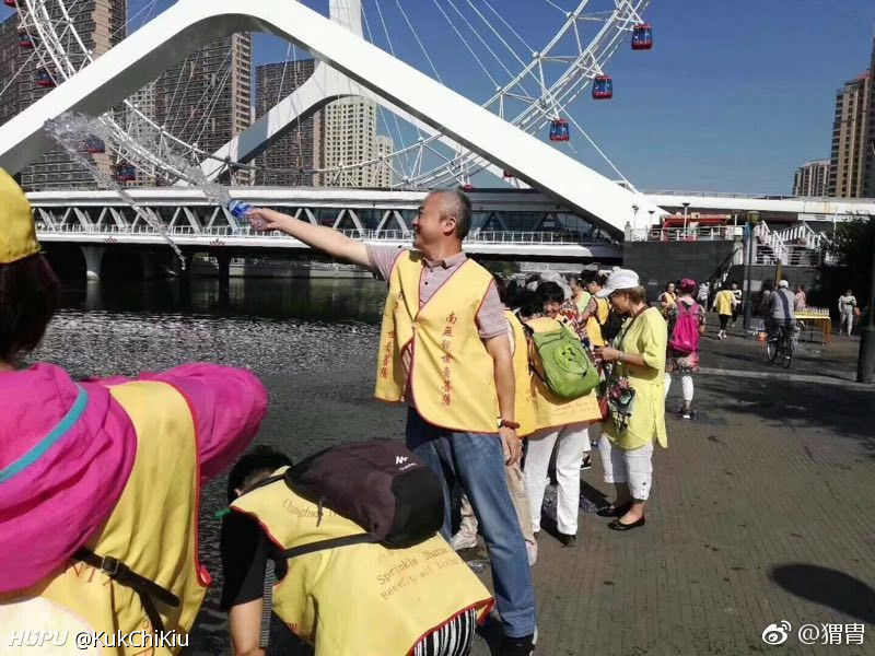 ▲▼中國網友驚呆竟有「放生礦泉水」宗教活動。（圖／翻攝自微博，猬冑、北京人不知道的北京事兒）