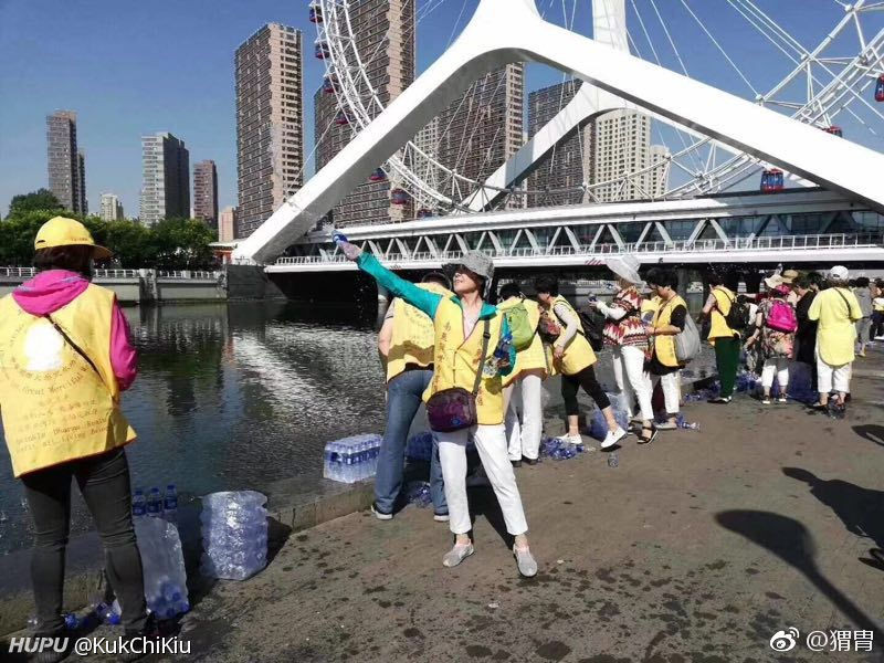 ▲▼中國網友驚呆竟有「放生礦泉水」宗教活動。（圖／翻攝自微博，猬冑、北京人不知道的北京事兒）