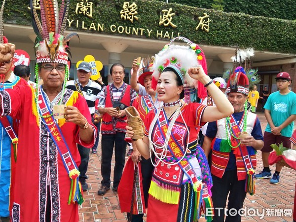 ▲▼鋼鐵「仁」羅東鎮代許俊仁與宜蘭縣議員林志鴻的「風光綠能環保戰車」合體登記選縣議員，相當吸睛。（圖／記者游芳男攝，下同）▲原住民宜蘭縣議員孫湯玉惠，28日穿著阿美族戰袍，風光的登記尋求連任。（圖／記者游芳男攝）