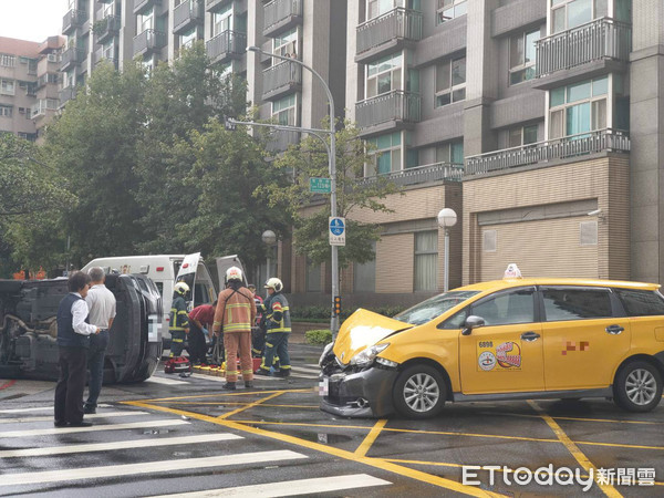 ▲▼與計程車擦撞，休旅車「旋轉半圈」再90度側翻，駕駛急送醫。（圖／突發中心攝）