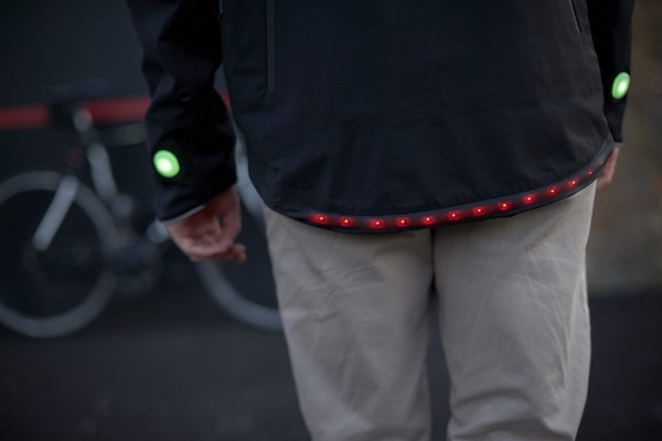 福特推出內建導航的智慧型夾克　穿著再也不用怕迷路（圖／翻攝自福特）