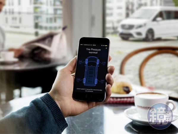 【Mercedes me】的「connect 互聯」功能可讓顧客隨時隨地與愛車聯結，透過智能載具就可操作車輛設定與創新功能，甚至可以先行啟動車輛、開啟空調。