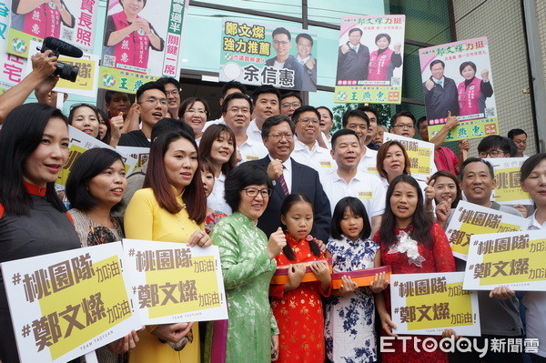 ▲鄭文燦拚連任，新住民送「綠豆糕」祝凍蒜。（圖／記者楊淑媛攝）