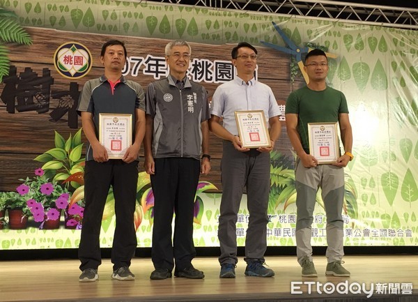 ▲桃園市頒發107年樹木修剪認證合格者証書。（圖／工務局提供）