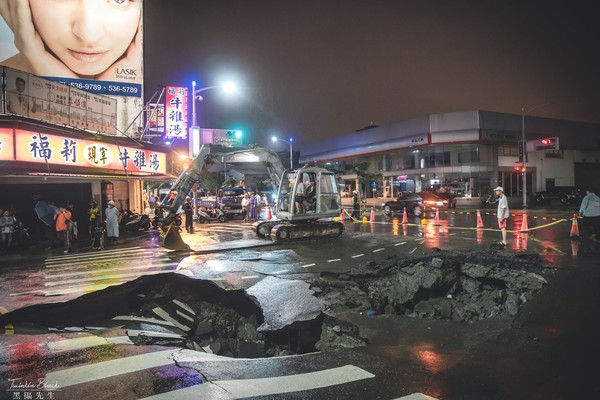 ▲▼高雄氣爆路大崩塌！「巨洞吞車」越裂越大　居民抖：騎車都會怕。（圖／翻攝爆料公社）