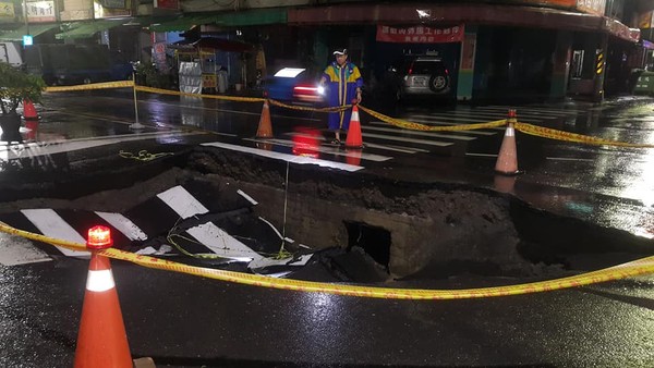 ▲▼高雄氣爆路大崩塌！「巨洞吞車」越裂越大　居民抖：騎車都會怕。（圖／翻攝寶興里里長張真榮）