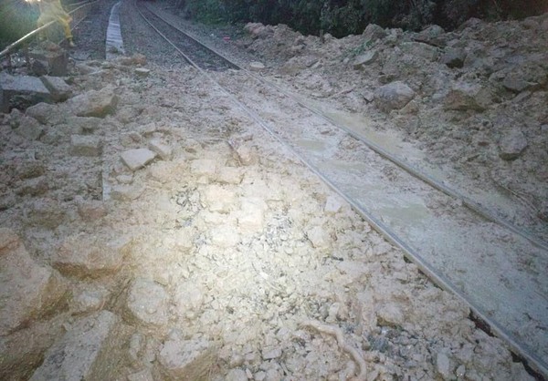 ▲臺鐵加祿=枋野間發生土石崩落。（圖／翻攝fun臺鐵臉書）