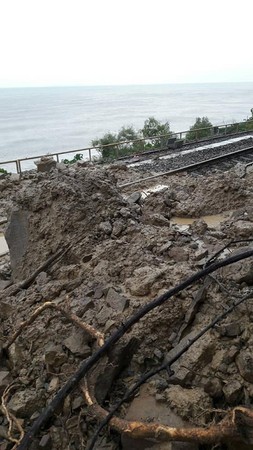 ▲臺鐵加祿=枋野間發生土石崩落。（圖／翻攝fun臺鐵臉書）