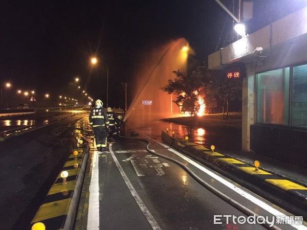 油罐車開進國1岡山地磅站起火！一度傳爆炸聲響　消防冒險搶救。（圖／記者宋德威翻攝）