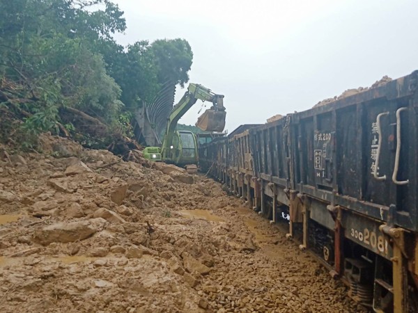 ▲台鐵枋野-加祿間發生土石流交通中斷，造成南迴線枋寮=大武間列車停駛，台鐵已協調啓動公路接駁。（圖／社會中心翻攝）