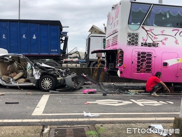 ▲台66線四部追撞車禍，小自客車衝入遊覽車底盤。（圖／記者楊熾興攝）