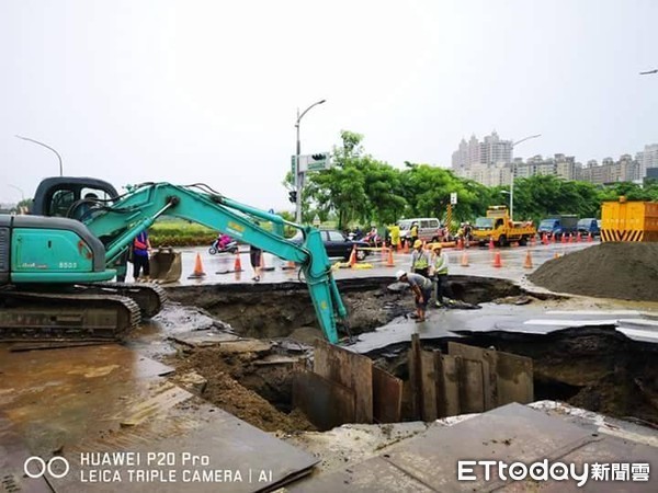 ▲▼高雄一心、和平路口大坑洞，30日現況曝光            。（圖／記者邱顯燁攝）