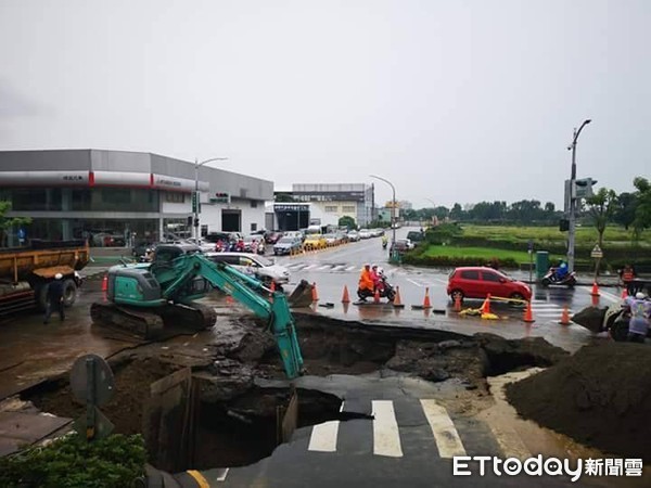 ▲▼高雄一心、和平路口大坑洞，30日現況曝光            。（圖／記者邱顯燁攝）