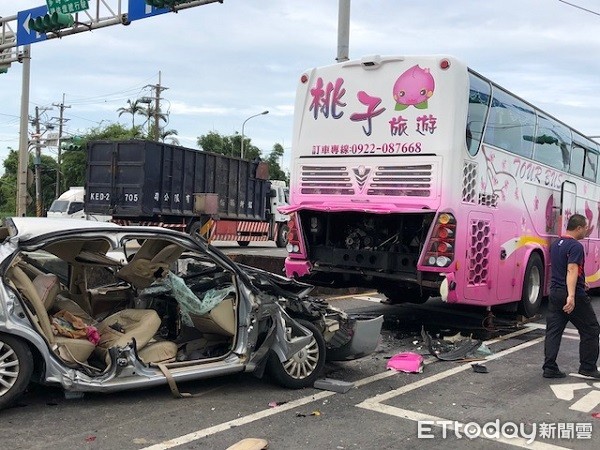 ▲▼ 小自客車遭夾撞衝入遊覽車底盤幾乎面目全非。（圖／記者楊熾興攝）