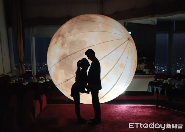 ▲頂鮮台北101店特別打造了3公尺高的巨型月球。（圖／頂鮮台北101店提供)