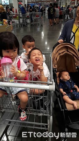 ▲小剋星捧手心疼！帥阿公綁啾啾「超認真分線」。（圖／網友張培培提供）