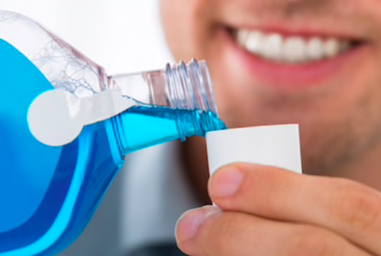 ▲▼ 選購漱口水搭配日常刷牙後使用，是注重口腔保健的現代人常見的保養方式。（圖／Shutterstock）
