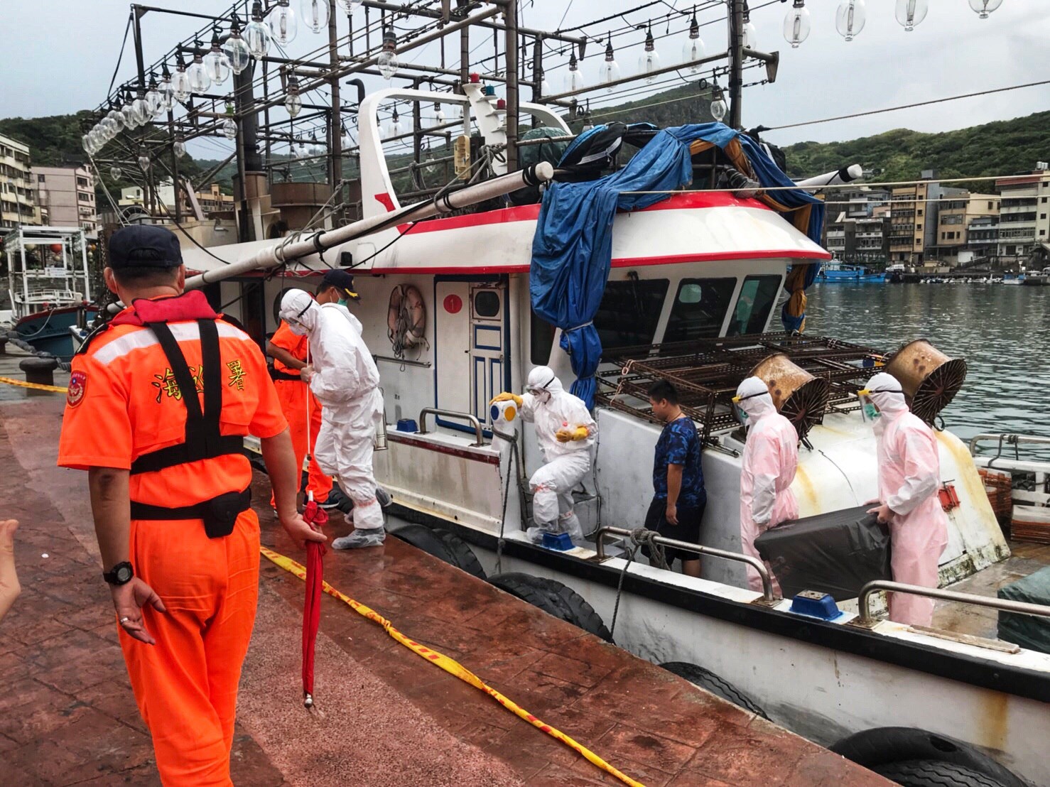 ▲ 非洲豬瘟疫情仍持續延燒 海巡強化執檢漁商港。（圖／記者郭世賢翻攝）