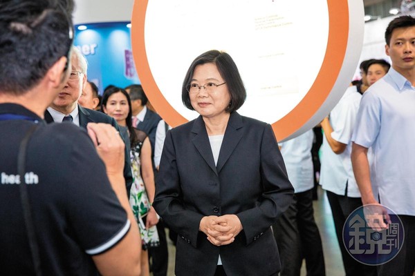 柯文哲說，小英是很拘謹的人，自己像是她不入流的書僮。