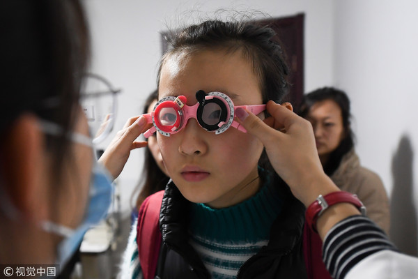 ▲▼兒童近視人數逐年增多，許多小孩在開學前集體去配眼鏡。（圖／CFP）