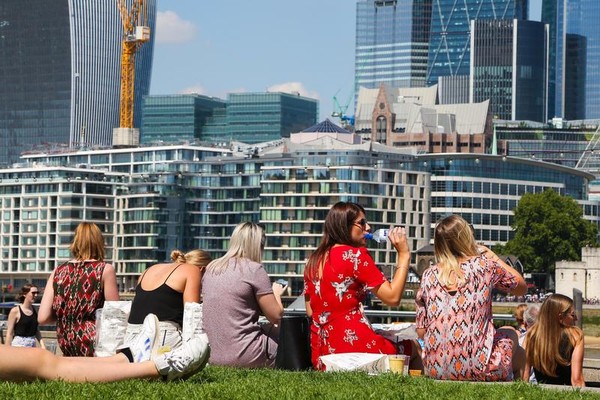 人行道上可煎蛋？遛狗腳掌會長水泡？攝氏50度的城市是這般光景