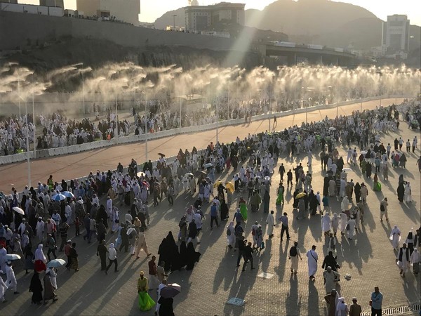 2017年9月，一年一度的朝聖熱季，大批信徒湧入伊斯蘭聖地麥加。沙烏地阿拉伯政府安排灑水系統避免朝聖者在步行路途中中暑。（東方IC）